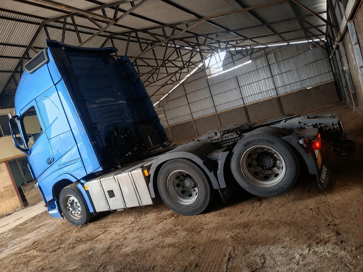 Volvo FH Samurai 2021 — foto 4 de 8 (IC-003)